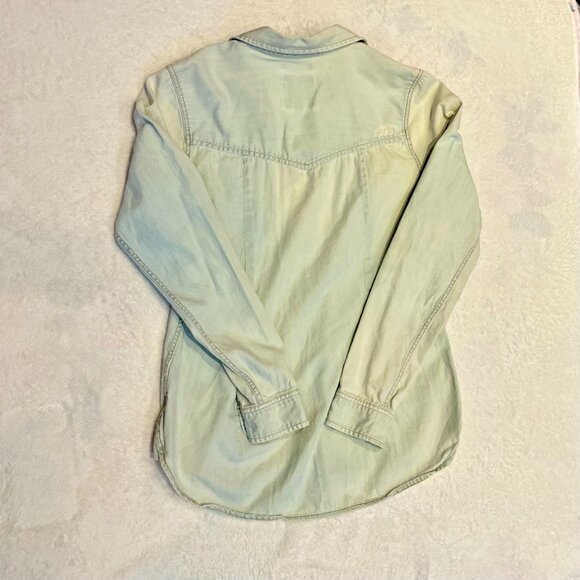 American Eagle, Slim-Fit Button-Down Denim Shirt, Size M - Picture 4 of 13